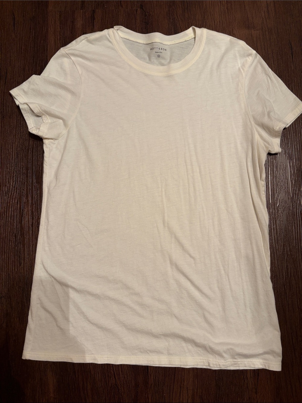 Mott & Bow athletic cream fitted t-shirt women’s sz M EUC